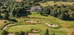 Golfové hřiště s klubovnou a okolní zelení
