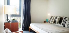 Pokoj s manželskou postelí a oknem s výhledem na město Vidamar Resort Madeira