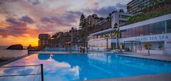 Bazén u moře za soumraku ve Vidamar Resort Madeira
