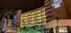 Vidamar Resort Madeira osvětlený večer s palmami před hotelem