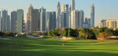 Golfista na hřišti s mrakodrapy v pozadí v Dubaji
