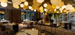 Luxusní restaurace s kulatými závěsnými světly a elegantními stoly