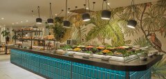 Bufet s ovocem a dekorací tropických rostlin v hotelu