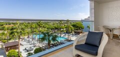 Balkon s výhledem na bazén a palmy v hotelu Hilton Conrad Algarve