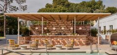 Venkovní bar s posezením u bazénu v hotelu Kimpton Los Monteros