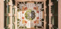 Vnitřní dvůr s posezením a zelení v Gran Marbella Resort & Beach Club