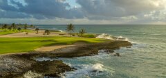 Pobřeží s vlnami, palmy a golfové hřiště Punta Espada