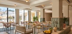 Interiér hotelové restaurace s dřevěným nábytkem a dekoracemi s citrony