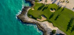 Pohled z dronu na golfové hřiště u moře s palmami Punta Espada