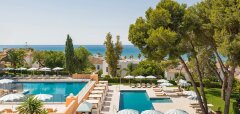 Bazény s lehátky a slunečníky u moře v Gran Marbella Resortu