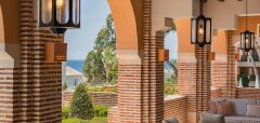Terasa s posezením a výhledem na moře v Gran Marbella Resort & Beach Club