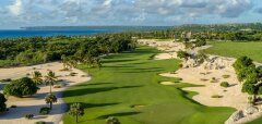 Golfové hřiště u moře s palmami a skalami