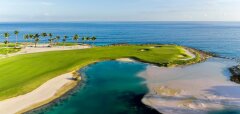 Golfové hřiště u oceánu s palmami a pískem