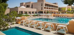 Luxusní hotel s bazény a lehátky u vody v Gran Marbella Resort & Beach Club
