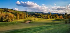 Golfové hřiště s jezery a zelenými plochami v Golf Club Le Fonti