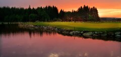 Golfové hřiště u vody za západu slunce v Haugschlagu