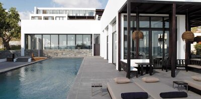 Moderní hotel s nekonečným bazénem a venkovním posezením