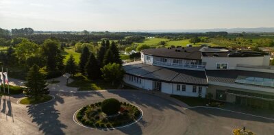 Budova golfového klubu s okolní zelení a golfovým hřištěm