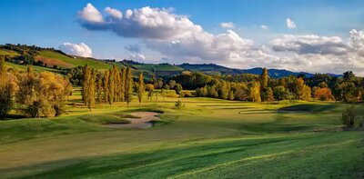 Golfové hřiště s jezery a zelenými plochami v Golf Club Le Fonti