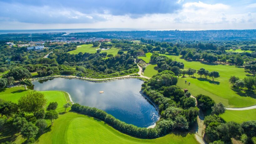 letecký pohled na golfové hřiště s jezírkem a zelení