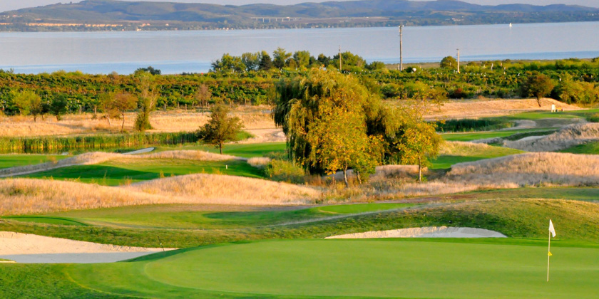 Golfové hřiště s jezírkem a výhledem na jezero Balaton