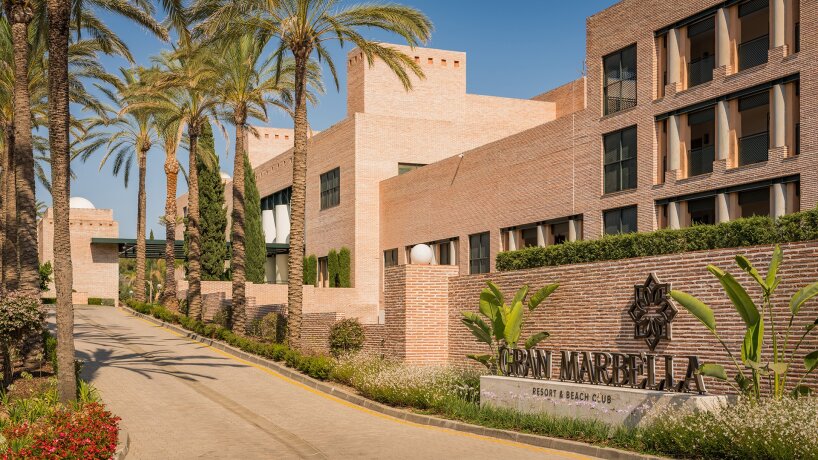Vstupní cesta a budova Gran Marbella Resort & Beach Club s palmami