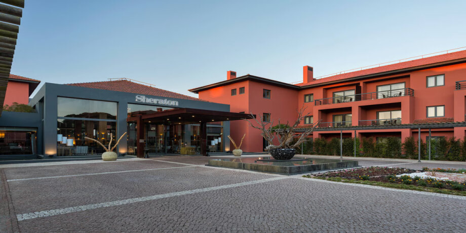 Vstup do hotelu Sheraton s moderní architekturou a nádvořím