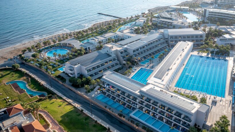 Lyttos Beach s bazény, budovami a pláží u moře