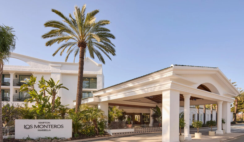 Vstupní část hotelu Kimpton Los Monteros s palmou a tropickou zelení