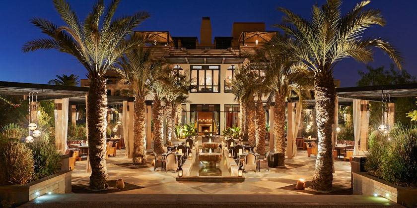 Venkovní restaurace s palmami a osvětlením večer Four Seasons Hotel Marrakech