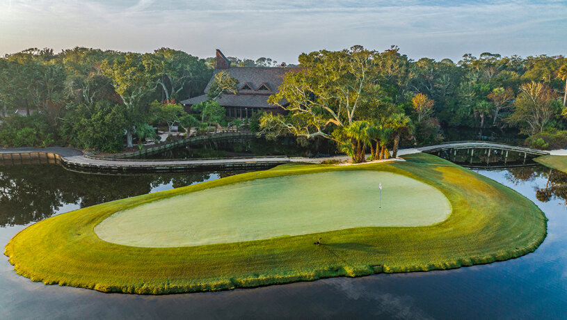 Golfové hřiště s ostrovním greenem a okolní vodou v resortu Amelia Island