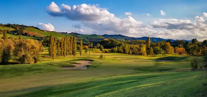 Golfové hřiště s jezery a zelenými plochami v Golf Club Le Fonti